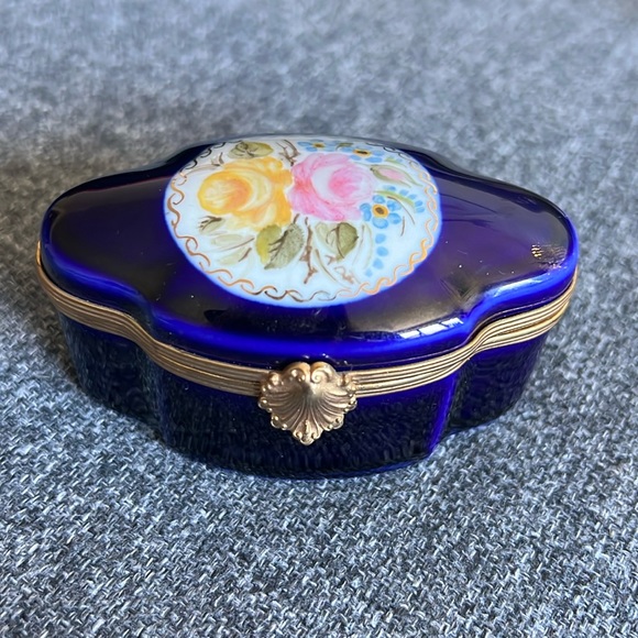 Limoges France Porcelain Decoree, small jewelry trinket box - Picture 1 of 4